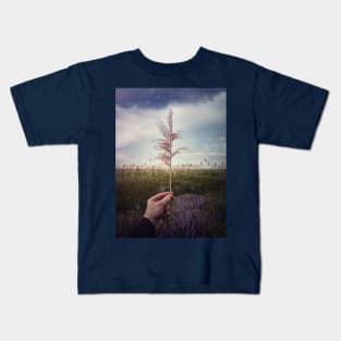 hand holding dry reed Kids T-Shirt